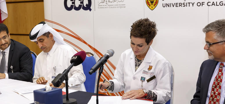 Professor Ibrahim Al-Naimi, president of the Community College of Qatar, and Dr. Kim Critchley, dean and CEO of the University of Calgary in Qatar, signed a joint academic education program agreement in Qatar on May 15