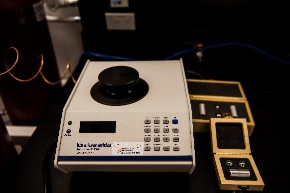 Gas displacement density analyzer (Micromeritics AccuPyc II 1340)