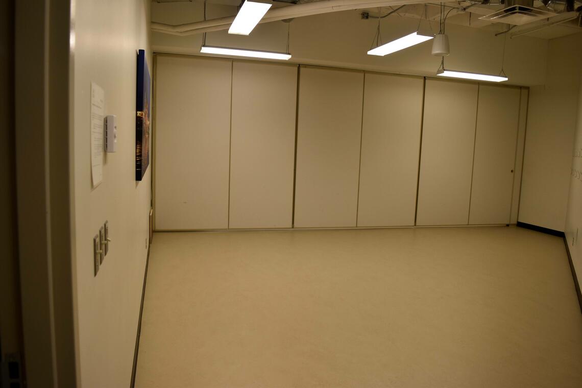 empty beige room with a divider up