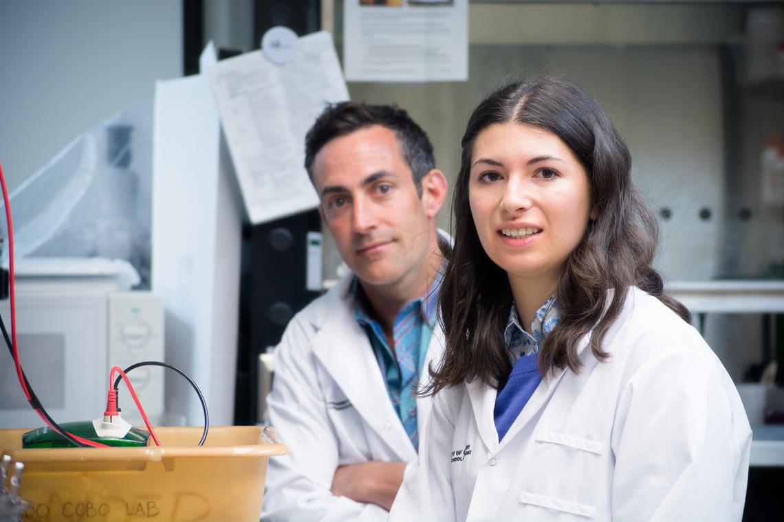 Markin USRP alumna Emily Boucher and her faculty mentor, Dr. Eduardo R. Cobo from the University of Calgary Faculty of Veterinary Medicine.