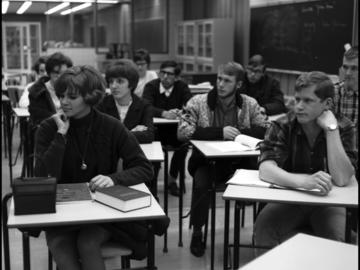 University of Calgayr students in a curriculum and instruction science lab. 1970 UARC84.005.2.43