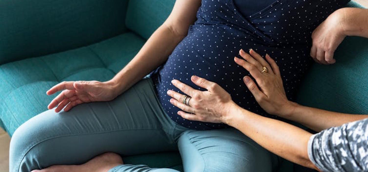 New research shows that when mothers who have experienced childhood trauma feel supported by the people around them – such as therapists, physicians, friends and neighbours – their risk of pregnancy complications is substantially reduced. 