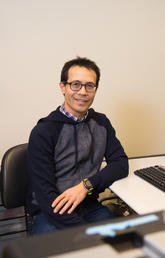 Dr. Bryan Yipp, assistant professor in the Department of Critical Care Medicine, and the associate director of the Leaders in Medicine program, is investigating the mechanisms of lung pulmonary inflammation. Photo by Riley Brandt, University of Calgary