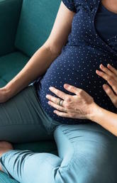 New research shows that when mothers who have experienced childhood trauma feel supported by the people around them – such as therapists, physicians, friends and neighbours – their risk of pregnancy complications is substantially reduced. 
