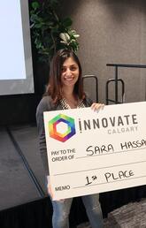 Sara Hassanpour Tamrin with her first prize cheque