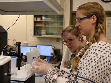 Two women at the Neptune mass spectrometer.