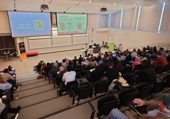 Photo of the auditorium with the audience listening to a presentation about geothermal.