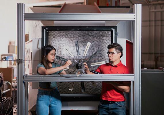 Wide test section wind tunnel